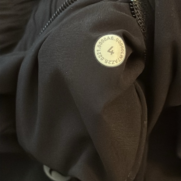 Lululemon sz 4 Tracker Short V *4" Black Women's Shorts great pre owned cond - Picture 12 of 12